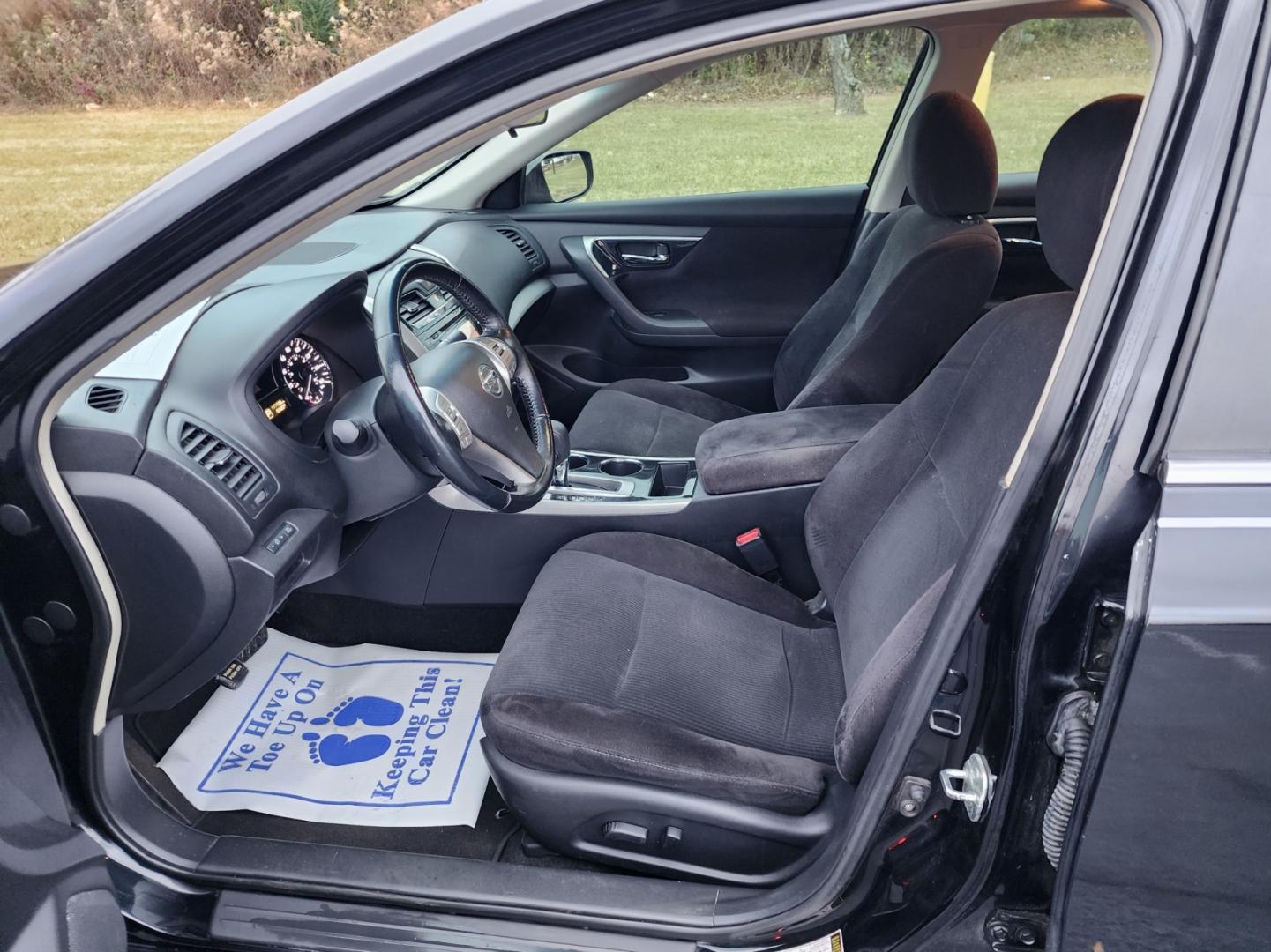 2013 BLACK /Black Nissan Altima 2.5 SV (1N4AL3AP2DC) with an 2.5L L4 DOHC 16V engine, Automatic transmission, located at 1221 Madison St., Shelbyville, TN, 37160, (931) 680-9439, 0.000000, 0.000000 - Photo#4